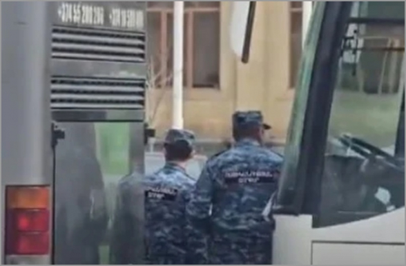 31/17 ընտրատեղամասի առաջ բազմաթիվ ոստիկաններ են կանգնած